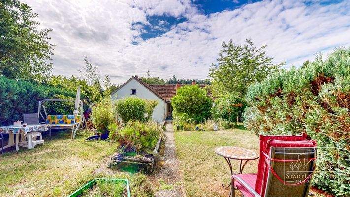 Gartenblick auf Hausanbau