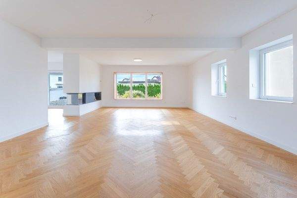 Wohnzimmer mit Blick zum Panoramafenster