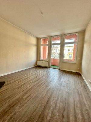 Wohnzimmer mit Balkon