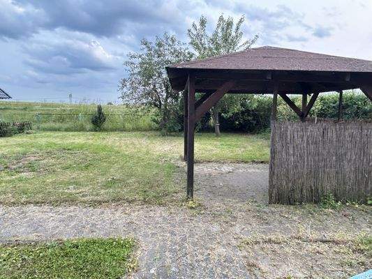 vorderes Grundstück mit überdachter Sitzecke