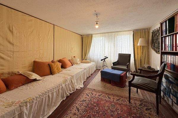 Zimmer mit alten Holzparkettdielen