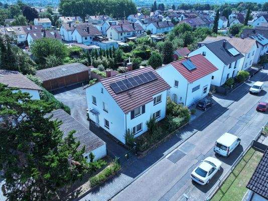 Hausansicht mit Einfahrt