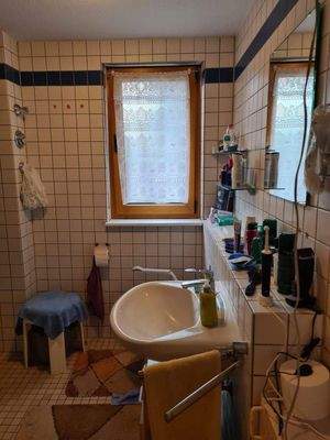 Bad mit Fenster, Dusche, WC, Waschbecken
sep. Zähl