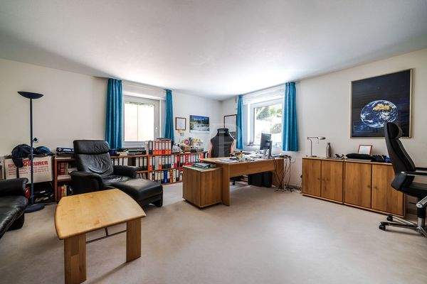 Großzügiges Büro mit viel Tageslicht