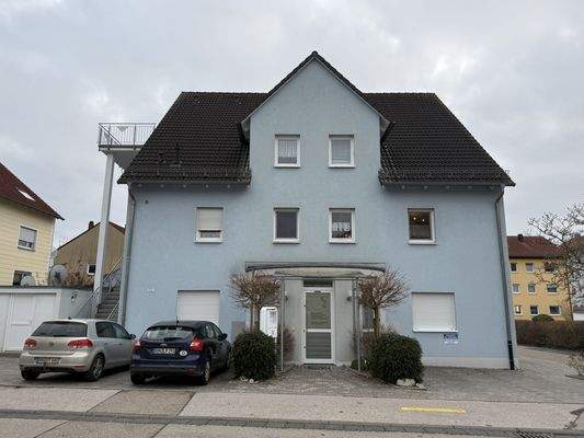 Wohnhaus mit blauer Fassade