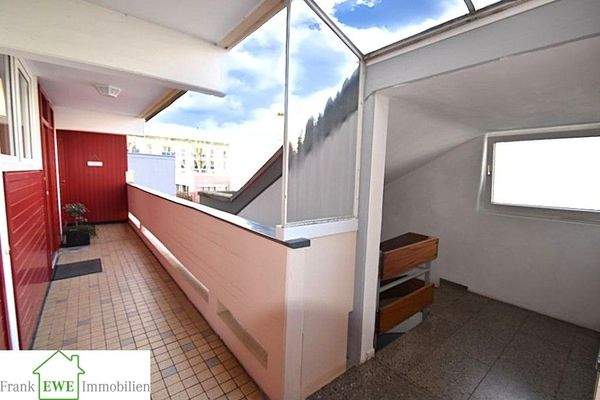 Treppenhaus, Laubengang, Wohn- und Geschäftshaus zum Kauf in Düsseldorf Garath, Frank Ewe Immobilienmakler Düsseldorf 