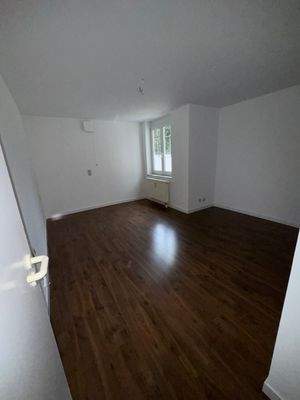 Leerer Raum mit Holzfußboden