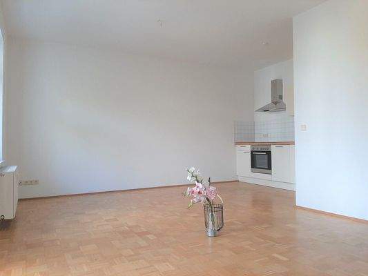 Wohnzimmer mit offener Küche