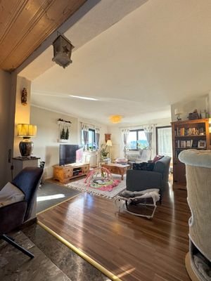 grozügiges Wohnzimmer mit Alpenblick