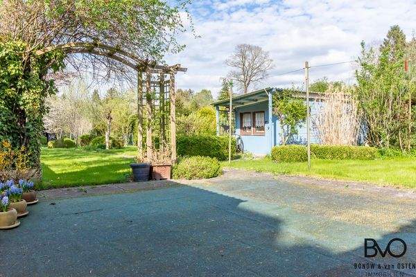 Sonnige Terrasse mit Blick ins Grüne