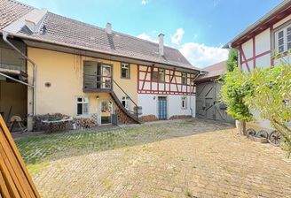 Rückansicht und Gesindehaus