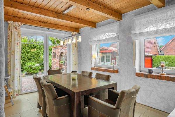 Essbereich mit Zugang zur Terrasse