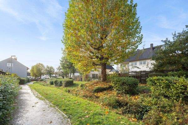 Blick auf das Areal von der anderen Bachseite aus