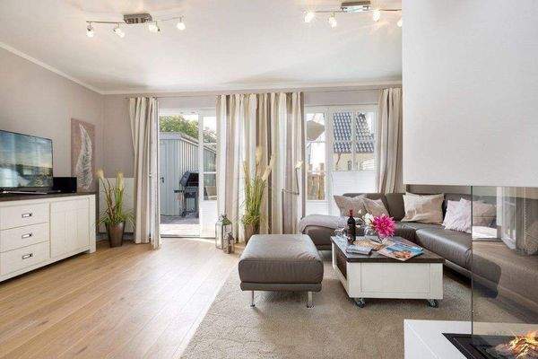 Wohnbereich mit Zugang zur Terrasse