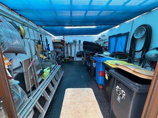 Gerätehaus hinter Garage