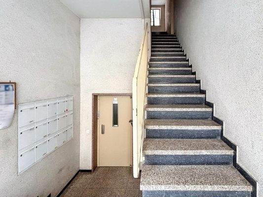 Treppenhaus mit Aufzug