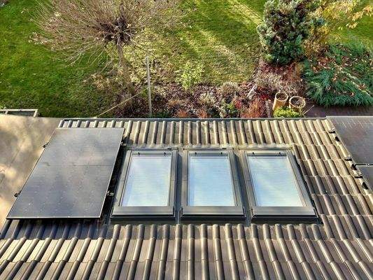 Oberlichter des Wohnzimmers und PV-Anlage