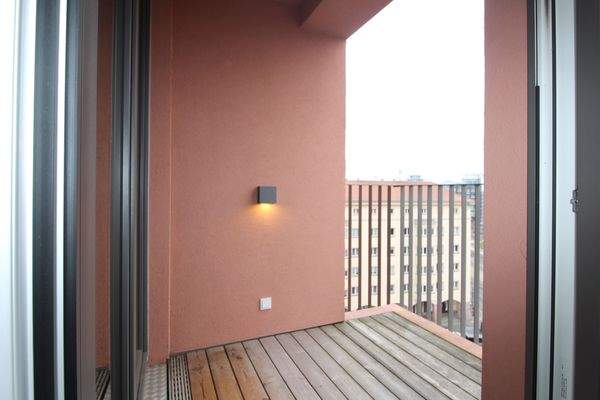 Balkon mit Holzbelag