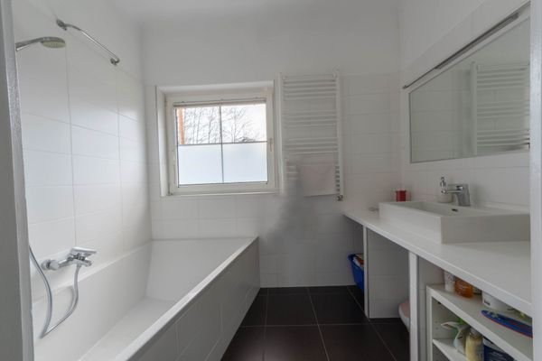Bad mit Wanne EG