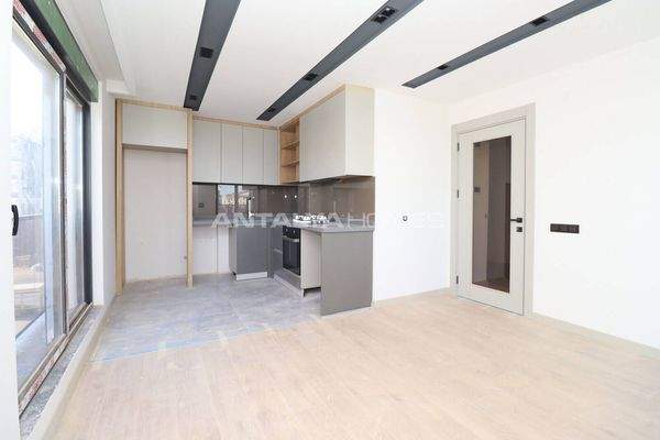 Flat in a Complex with Pool Near Antalya City Hospital in Kepez