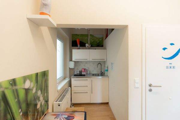 Blick zur Teeküche im Nebengelass