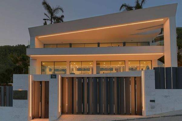 Frontansicht bei Nacht