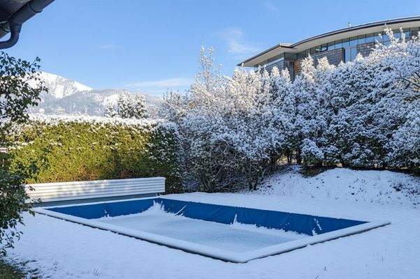 Der 8 x 4 m große Pool lädt zur Abkühlung ein