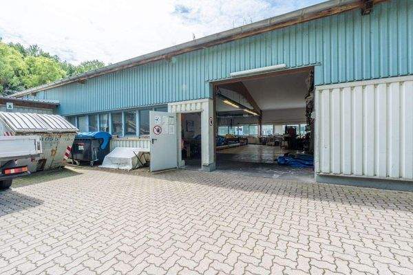 Außenansicht mit Hallentor