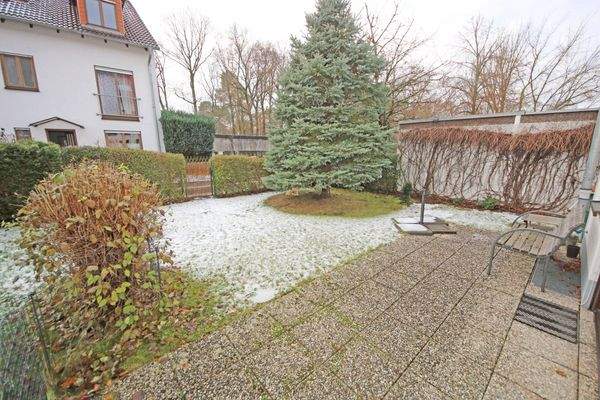 Terrasse mit Blick auf das Grundstück