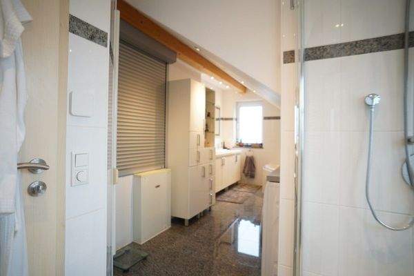 Badezimmer mit Eckbadewanne und Doppelwaschtisch