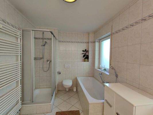 Hauptbad mit Fußbodenheizung