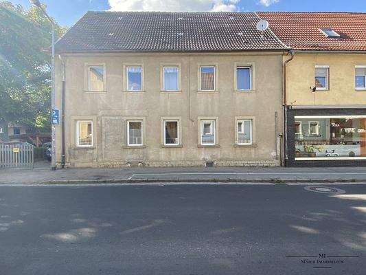Straßenansicht mit historischer Fassade