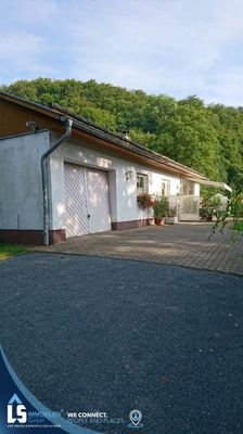 Haus mit Garage und Terrasse