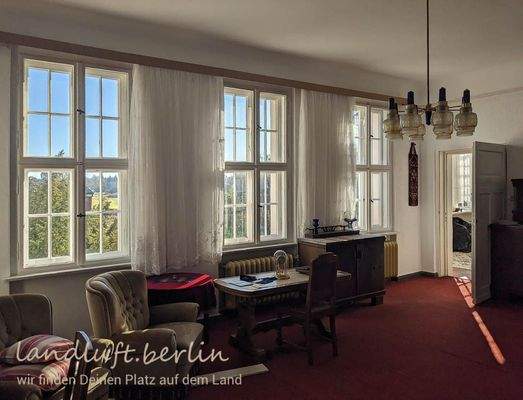 großer Raum zum Garten, rechts Tür zum Wintergarten.jpg