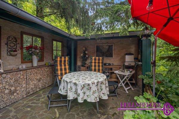 Haupthaus-Terrasse mit Abstellhäuschen