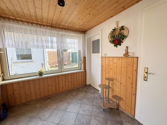 praktischer Windfang mit Zugang zur Terrasse