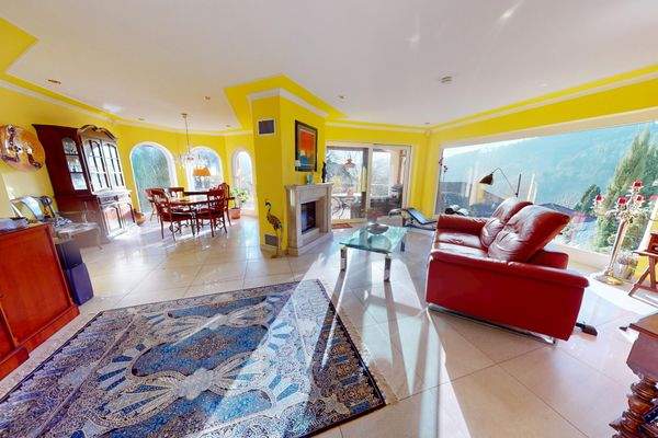 lichtdurchfluteter, großzügiger Wohnbereich mit modernem Kaminofen