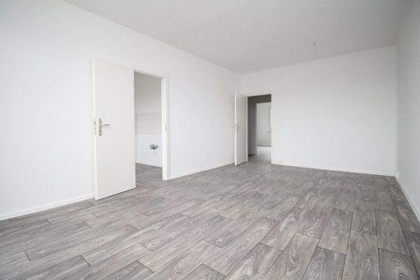 Wohnzimmer mit Balkon