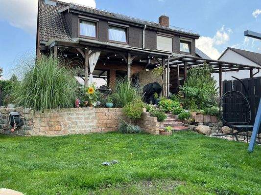 Blick auf Terrasse vom Garten