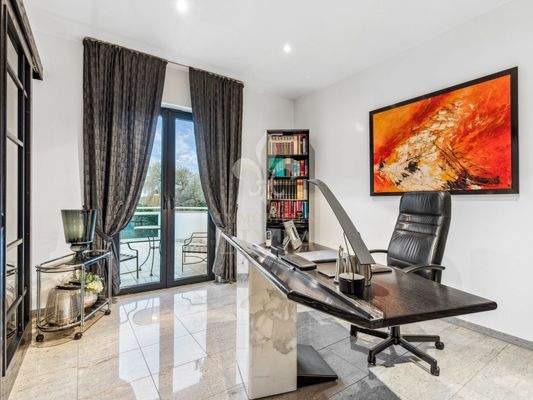 Bibliothek mit Arbeitsbereich