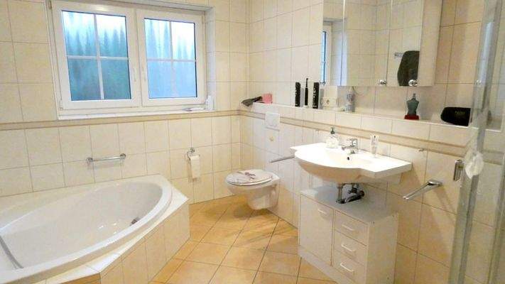 Bad mit Wanne und Dusche