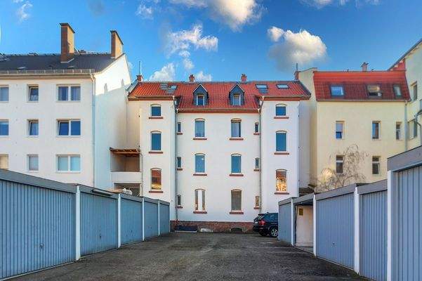 Außenansicht Rückseite + Garagen