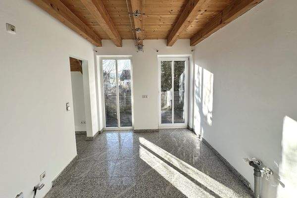 Küche mit Zugang zum Westbalkon OG