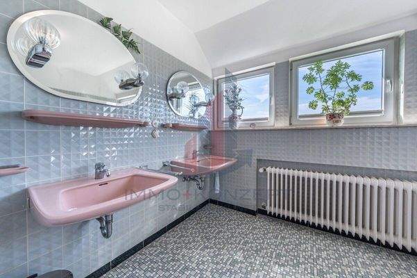 Das Badezimmer mit zwei Waschbecken