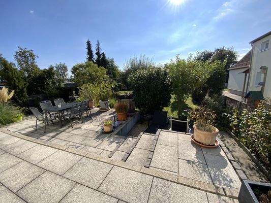 Blick auf die großzügige Terrasse