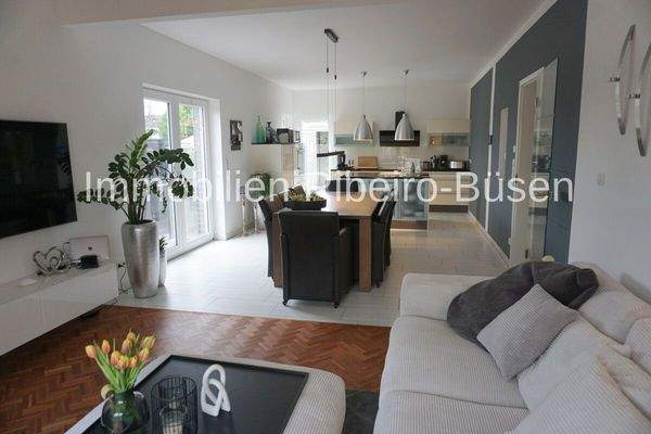 Panoramablick in den Wohn- und Essbereich