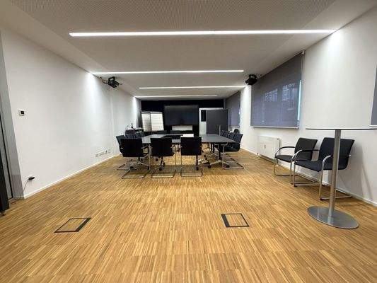 Konferenzraum (teilbar auch in 3 Büroräume)