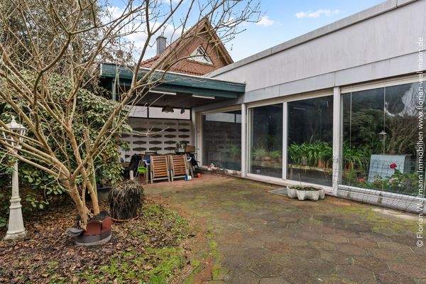  Atriumähnlicher Innenhof mit Terrassenbereichen