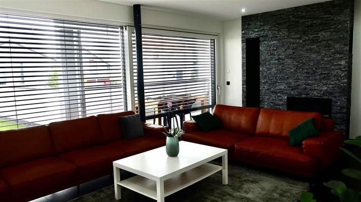 Wohnzimmer EG mit bodenebenen, 3-fach Fenstern