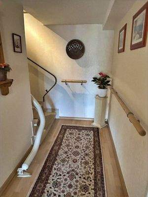 Flur mit Treppenlift ins EG